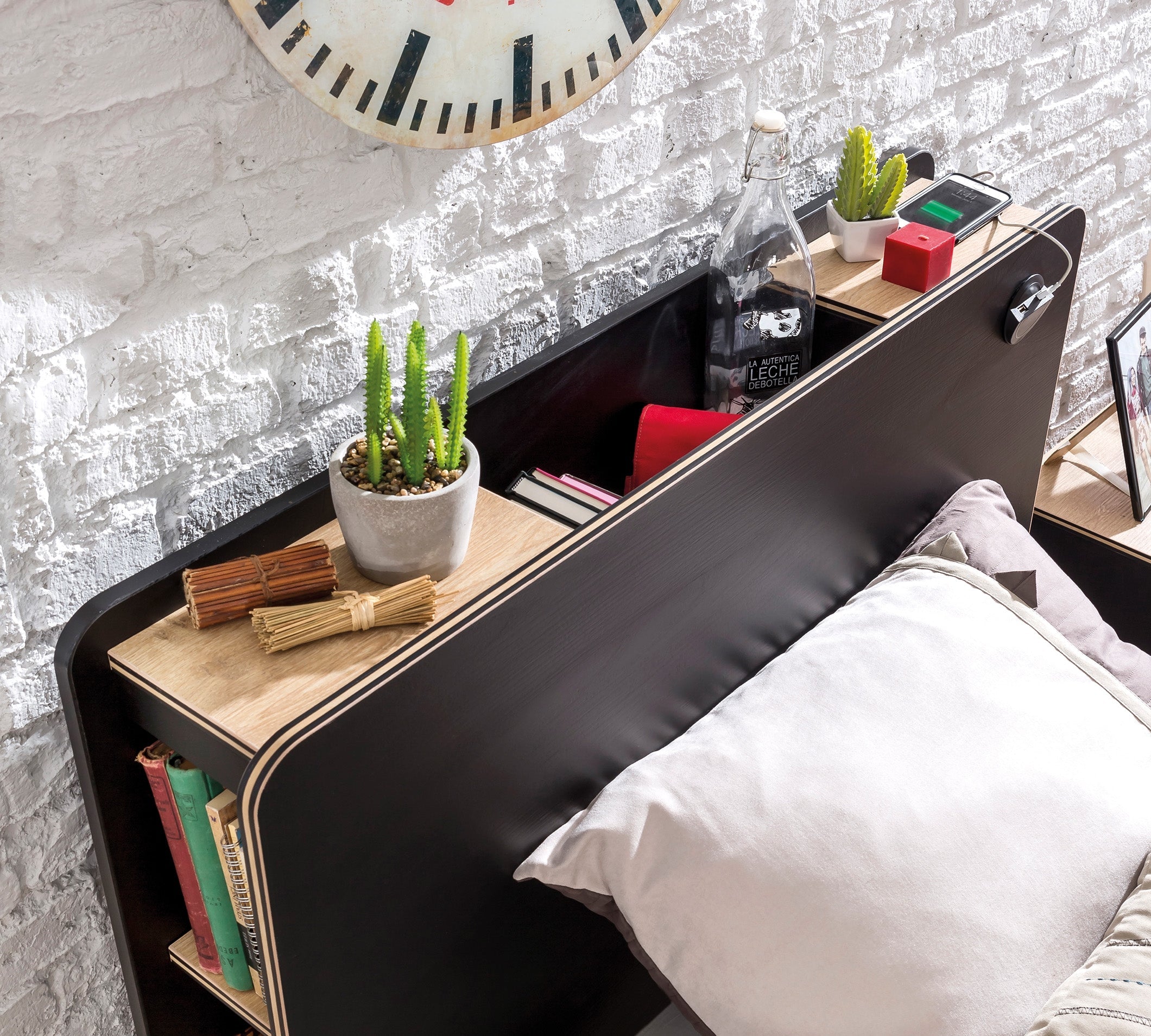 stoer tienerbed met oplader voor telefoon